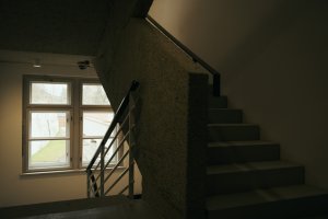 Původní zděné konstrukce se podařilo zachovat především v bočních věžích, kterými se vinou schodiště.