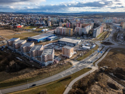 V lukrativní rezidenční oblasti Českých Budějovic roste bytový dům Byty 4 Dvory. (Průběh realizace - leden 2025)