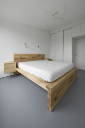 Obytné pokoje pokračují až do podkroví. Tam je ložnice a dětský pokoj, druhý je ještě o patro níž. (Rodinný dům v Senici na Hané, TŘI.ČTRNÁCT architekti)