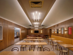 Výdejní otvory lze zavřít a vytvořit z jídelního prostoru zasedací místnost. (Rekonstrukce zázemí Rudolfina; Architektonické studio Lenky Míkové)