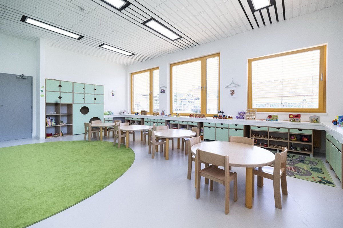 Škola a školka v Letech, Architekt Ondřej Tuček: Světlé interiéry doplňují barevné prvky.