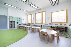 Škola a školka v Letech, Architekt Ondřej Tuček: Světlé interiéry doplňují barevné prvky.