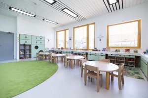 Škola a školka v Letech, Architekt Ondřej Tuček: Světlé interiéry doplňují barevné prvky.