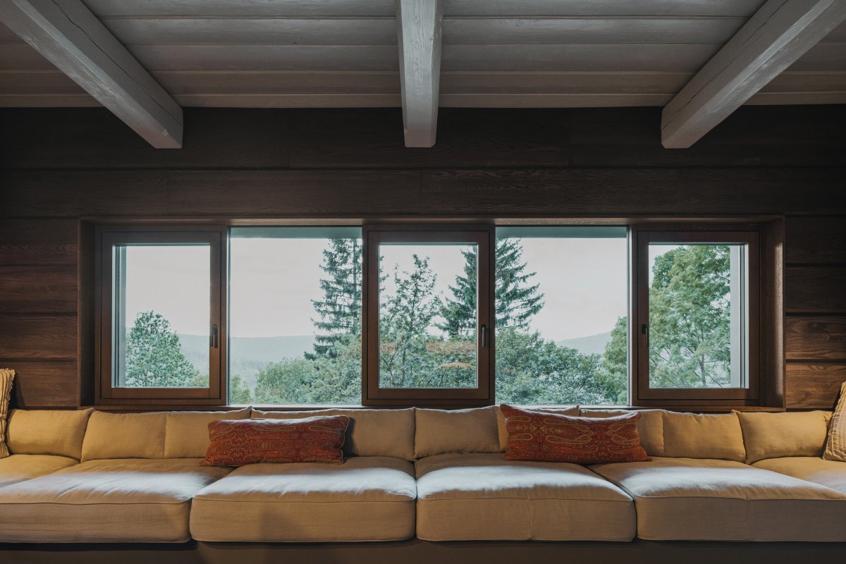 Velkoformátová okna od společnosti Janošík Okna-Dveře. (Chalupa ve stráni; Mimosa Architekti)