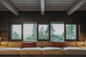 Velkoformátová okna od společnosti Janošík Okna-Dveře. (Chalupa ve stráni; Mimosa Architekti)