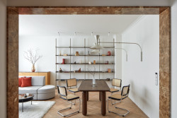 Kovovou knihovnu skvěle doplňují ikonické židle od Marcela Breuera. (Byt Masna, Iva Hájková Studio)