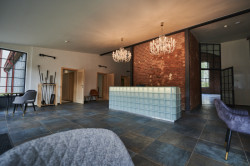 Huť Marie, Architektura s.r.o.: Bývalá sklárna dnes obsahuje také prostory fitness, lezeckou stěnu, kavárnu a wellness