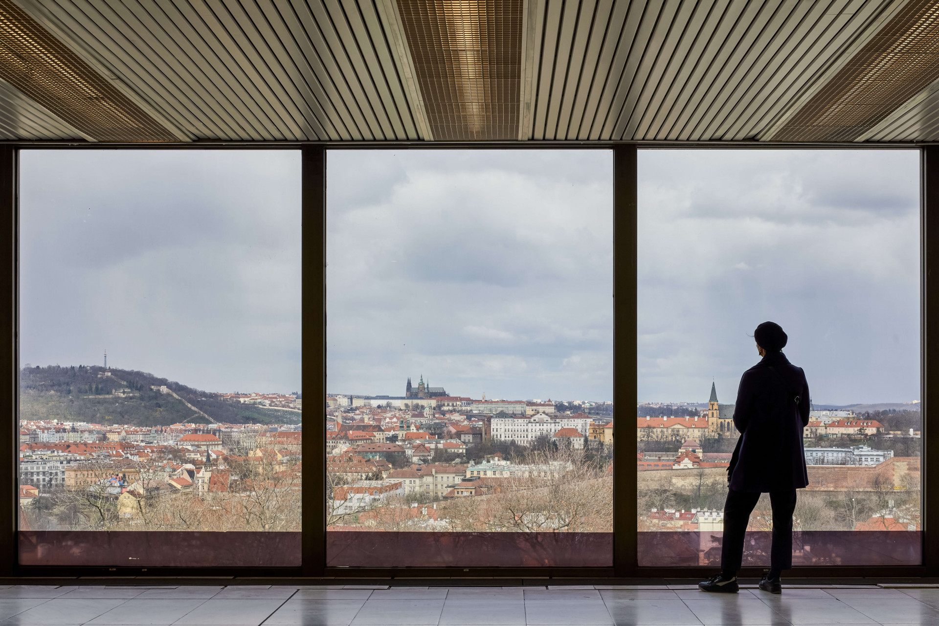 Díky svému umístění na hraně Nuselského údolí a Pankrácké pláně se z kongresového centra otevírají jedny z nejkrásnějších výhledů na celé panorama Prahy - také proto je škoda, že alespoň část rozhlehlých venkovních teras není přístupná veřejnosti...