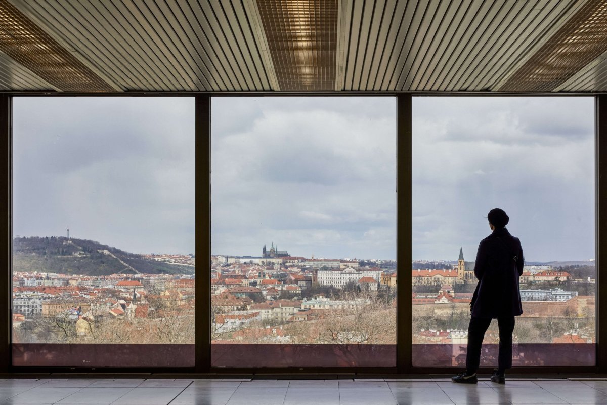 Díky svému umístění na hraně Nuselského údolí a Pankrácké pláně se z kongresového centra otevírají jedny z nejkrásnějších výhledů na celé panorama Prahy - také proto je škoda, že alespoň část rozhlehlých venkovních teras není přístupná veřejnosti...