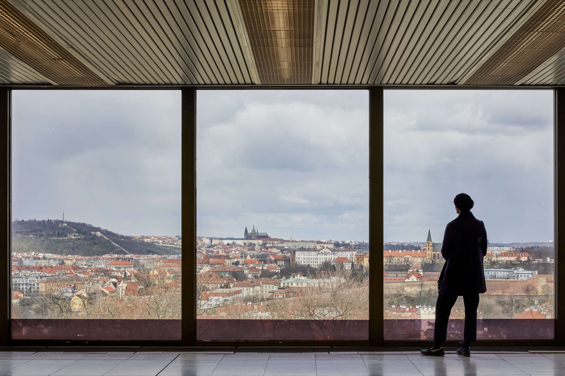 Díky svému umístění na hraně Nuselského údolí a Pankrácké pláně se z kongresového centra otevírají jedny z nejkrásnějších výhledů na celé panorama Prahy - také proto je škoda, že alespoň část rozhlehlých venkovních teras není přístupná veřejnosti...