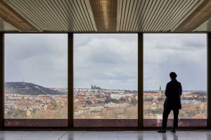 Díky svému umístění na hraně Nuselského údolí a Pankrácké pláně se z kongresového centra otevírají jedny z nejkrásnějších výhledů na celé panorama Prahy - také proto je škoda, že alespoň část rozhlehlých venkovních teras není přístupná veřejnosti...