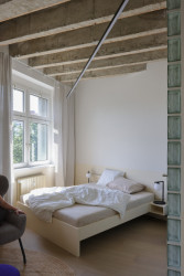 Pohled do ložnice. (Metropol Be One Apartments v Bratislavě od BEEF ARCHITEKTI)