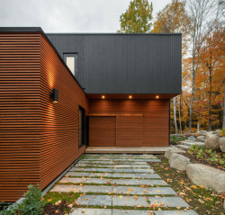 Víkendový dům z prefabrikovaných modulů, Figurr Architects Colective