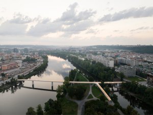 Lávka, která spojila břehy Karlína a Holešovic tak samozřejmě, jakoby tam byla vždycky. (lávka přes Vltavu, Petr Tej, Marek Blank, Jan Mourek, Aleš Hvízdal, Jan Hendrych, 2022)