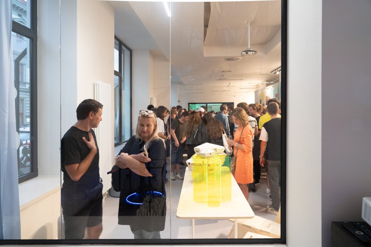 Do 13. října 2023 bude v kreativním hubu KUMST k vidění výstava Široký perimetr architektury