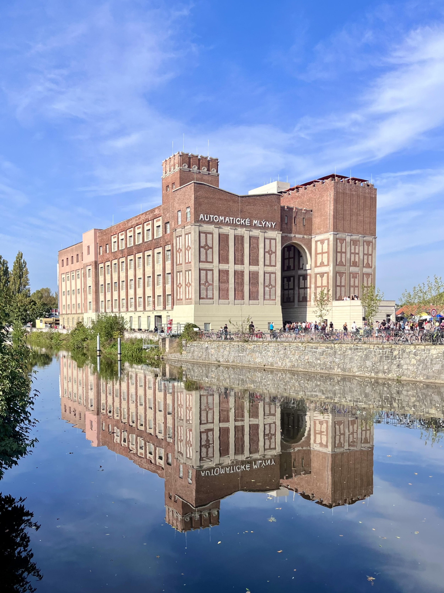 Automatické mlýny, dominanta Pardubic, mají zase svůj význam a funkci. "Po století mouky nastává století kultury," jak řekl hejtman Pardubického kraje Martin Netolický.