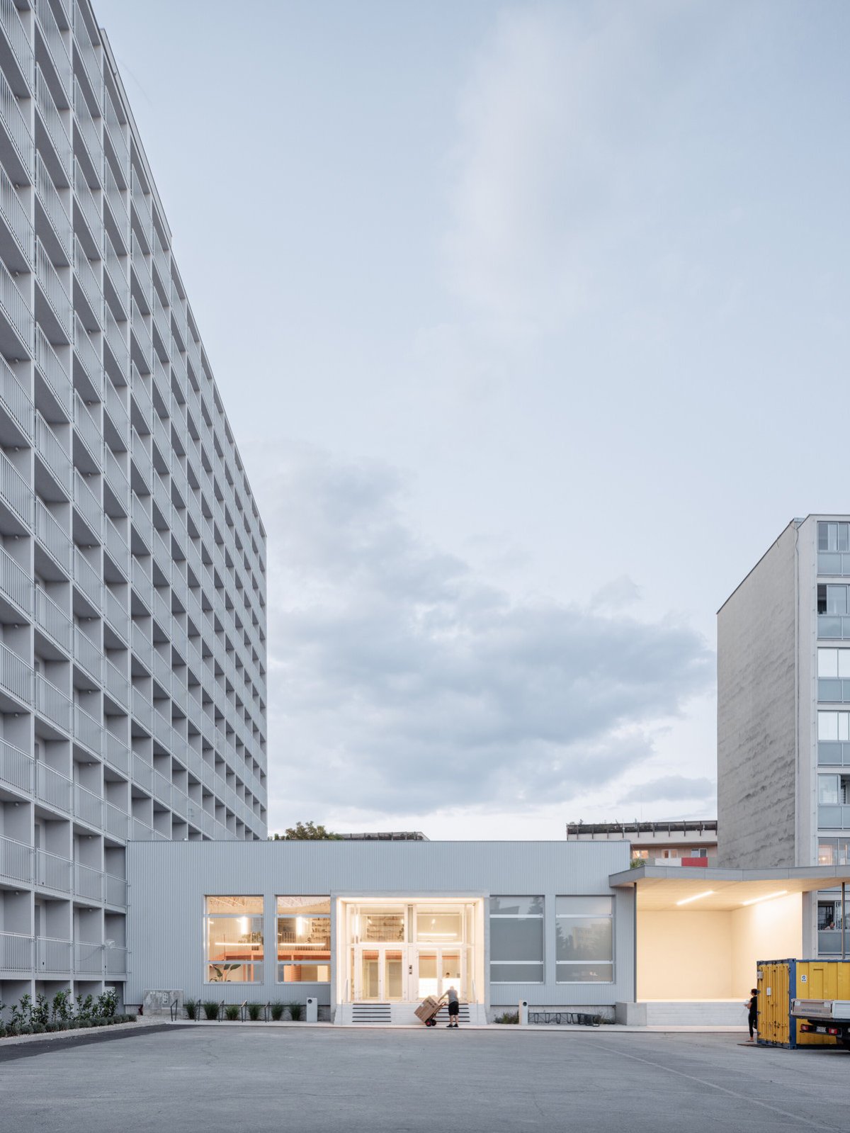Fasáda jako hlavní výtvarný prvek (Rekonstrukce ubytovny v Košicích; Atrium Architekti)