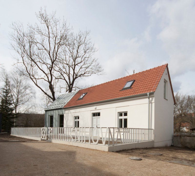 Obecní knihovna ve Statenicích, majo architekti / Jan Jaroš, Martin Poláček.