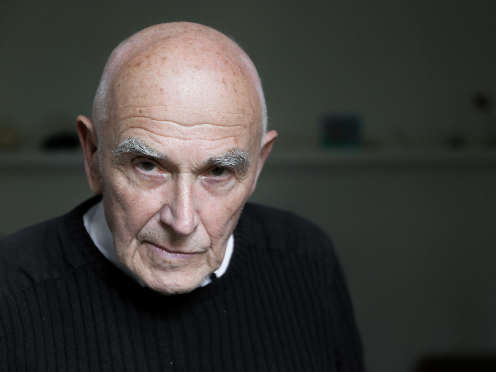 VÁCLAV CIGLER je sochař, architekt, grafik, pedagog, autor projektů v krajině a uměleckých intervencí v oblasti architektury architektury