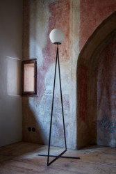 Mezi starým a novým se drží odstup.