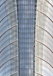Prosklenou elegantní věž ve Varšavě, která nese název Warsaw Spire, navrhli architekti Jaspers-Eyers Architects.