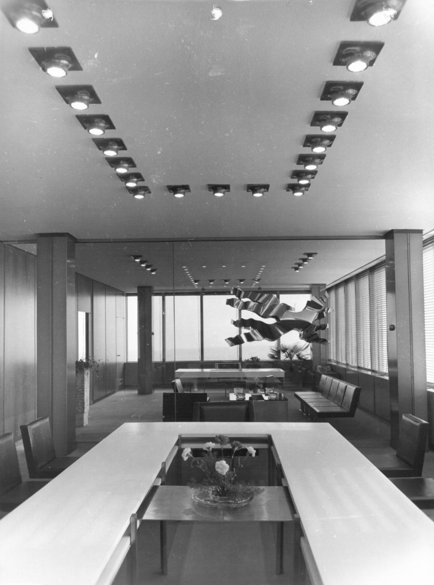 Zdeněk Kuna / Olivier Honke-Houfek / Zdeněk Stupka: Strojimport, 1961-1971, interiér ředitelny. Zdeněk Kuna: Československý zastupitelský úřad, Milán, 1971 až 1976, dobová fotografie.