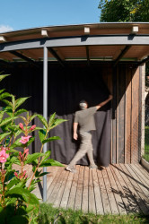 Možnost zatáhnout velké jižní okno. (Sodomka Sodomková Architekti, dům Hruška)