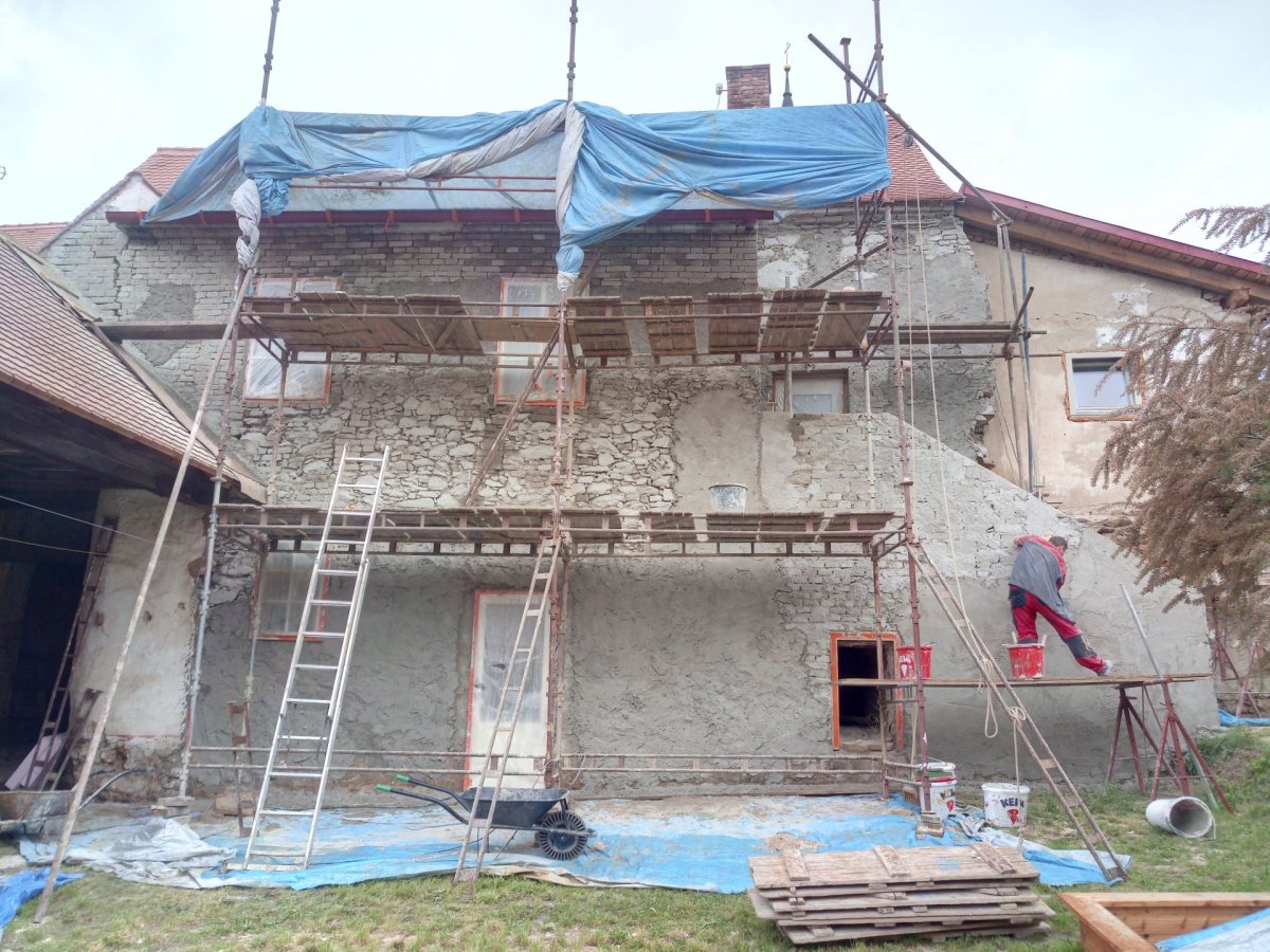 Rozprohoz a tvarování finálního vzhledu (Rekonstrukce historického domu v Šatově, Hlinaři)