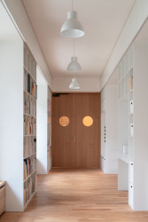 Knihy v ní pokrývají všechny stěny v policových regálech, vyrobených na míru.