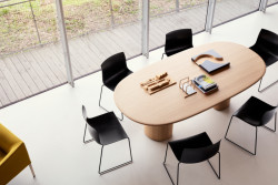 Obchod s designovým nábytkem Konsepti vybíral na milánském Salone del Mobile novinky do svého portfolia.