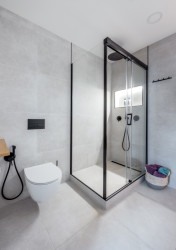 Architekt klientům doporučil dlažbu se speciální texturou, na které jsou nečistoty méně vidět.