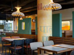 Zásadním prvkem se stala i volba osvětlení, které vytváří jemnou hru světla a stínu a podtrhuje atmosféru interiéru. (Bombay Express; Studio archicraft)