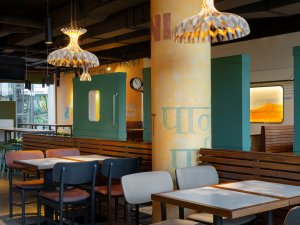 Zásadním prvkem se stala i volba osvětlení, které vytváří jemnou hru světla a stínu a podtrhuje atmosféru interiéru. (Bombay Express; Studio archicraft)