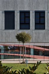 V pražských Čakovicích vyrostl nový polyfunkční objekt navržený Ateliérem stavebních konstrukcí