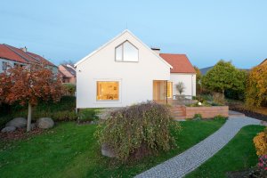 Přestavbou dostal nové schéma fasád, okna jsou větší a volněji rozmístěná. (Přestavba rodinného domu v Ostrovačicích, INK ARC)