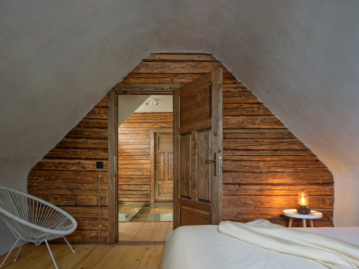 V patře se nacházejí dvě ložnice. (Bukovanský domeček; SENAA architekti)