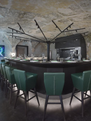 Restaurace Marie B, Olgoj Chorchoj: Osvětlení centrální části restaurace je připevněno na černé konstrukci z trubek připomínající strom