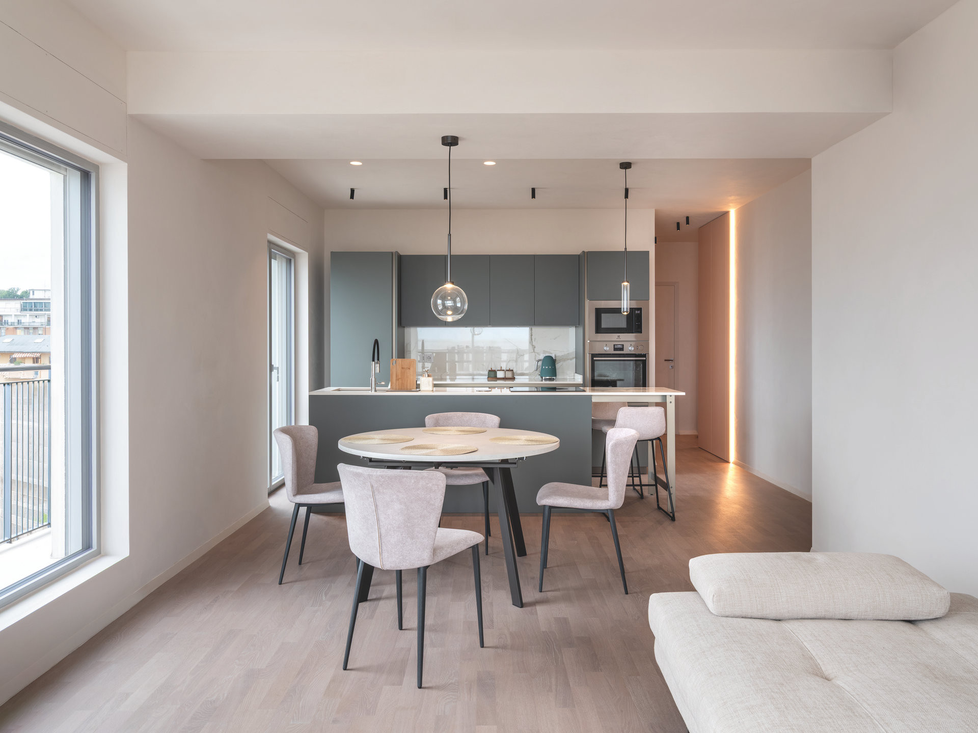 Z domu ze 60. let vznikly tři byty. Rekonstrukce otevírá interiér světlu i moři. (Apartmán Porto San Giorgio; Francesco Valentini )