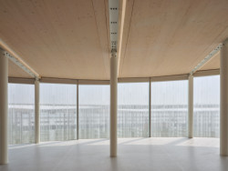 Na fasádě je umělecké sklo: „V každém světle a denní době vypadá trochu jinak a v interiéru vytváří unikátní prostředí – hru světla,“ píší architekti.