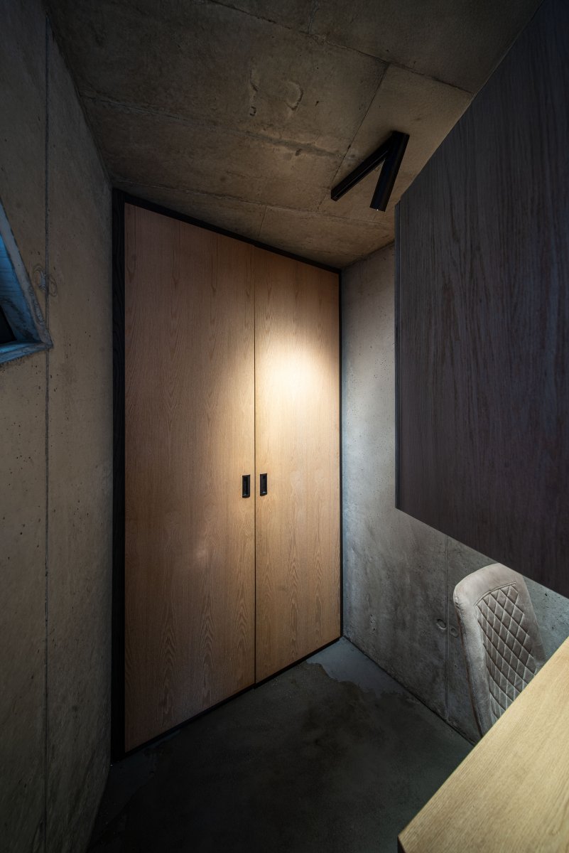 Pohled do zázemí (Kaple v Praze-Záběhlicích; JIRSA – ARCHITEKTI)