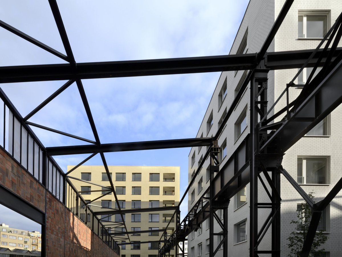 Bývalé sklady firmy Ferra  (Rezidenční bydlení vzniklo z holešovického brownfieldu; A69 architekti)