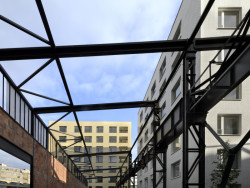 Bývalé sklady firmy Ferra  (Rezidenční bydlení vzniklo z holešovického brownfieldu; A69 architekti)