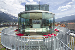 Lichtblick - 360° Cafe je dílem francouzského architekta Dominiqua Perraulta. Najdete ho v centru města přímo na střeše radnice. Má panoramatický výhled a pochozí terasu s posezením.