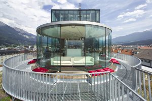 Lichtblick - 360° Cafe je dílem francouzského architekta Dominiqua Perraulta. Najdete ho v centru města přímo na střeše radnice. Má panoramatický výhled a pochozí terasu s posezením.