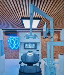 Dentální klinika myTREEDK v Opavě, QARTA Architektura / David Wittassek