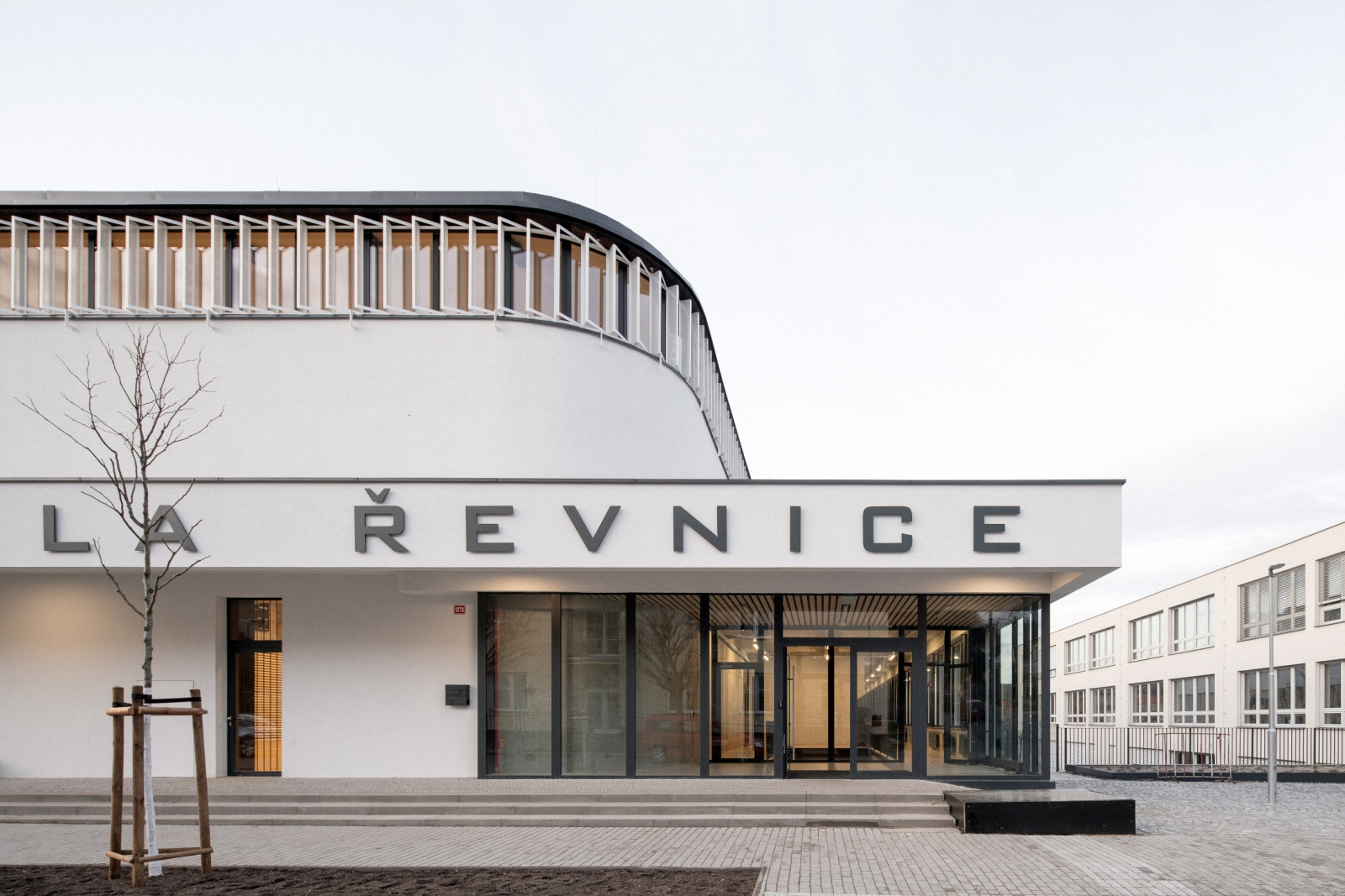 Josef Svoboda je oficiálně uváděným majitelem sportoviště, nicméně sepsal nájemní smlouvu se základní školou na 30 let dopředu, aby bylo jisté, že tam žáci budou moci cvičit. (Hala Řevnice, Grido)