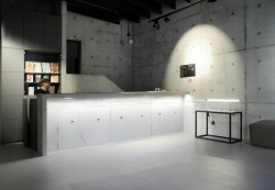 Za novým návštěvnickým centrem osady Ploština stojí studio Art Consultancy.