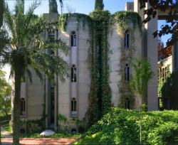 La Fábrica (ateliér a domov Ricarda Bofilla), dokončeno 1975