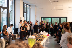 Do 13. října 2023 bude v kreativním hubu KUMST k vidění výstava Široký perimetr architektury