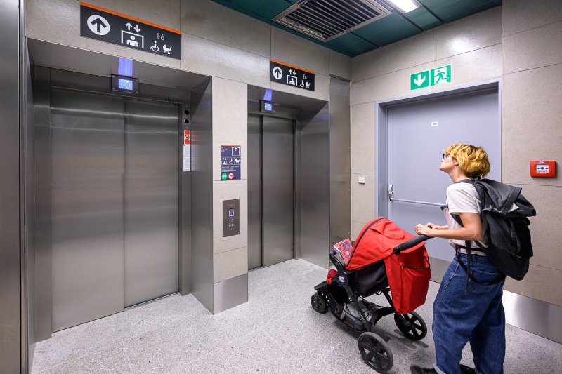 Zrekonstruovaná stanice metra Jiřího z Poděbrad je nově přístupná i osobám s omezenou schopností pohybu a orientace. 